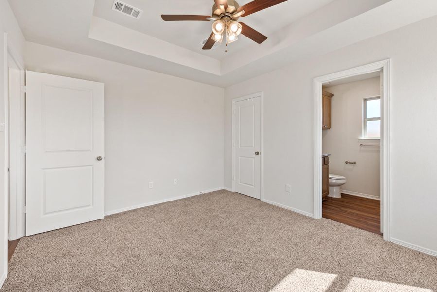 Spacious, unfurnished interior of a new home in , Navasota (Image 24).