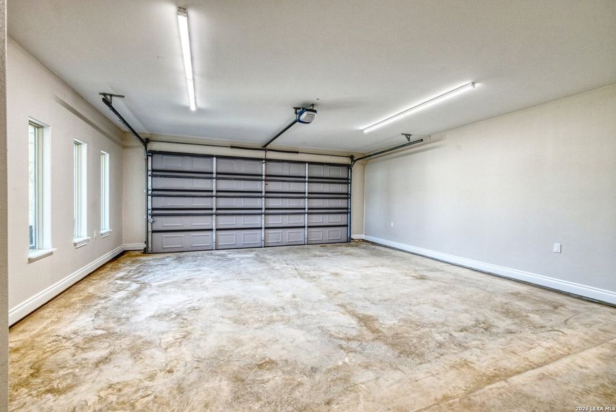 Spacious, unfurnished interior of a new home in , Uvalde (Image 27).