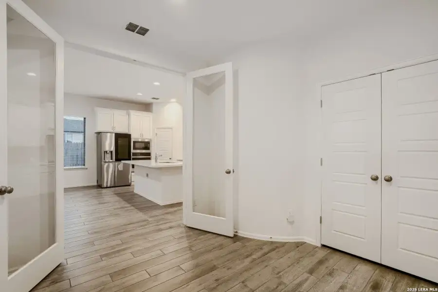 Spacious, unfurnished interior of a new home in Ladera, San Antonio (Image 20).