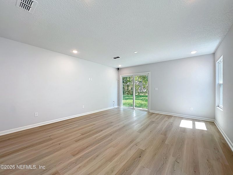 Spacious, unfurnished interior of a new home in , Jacksonville (Image 10).