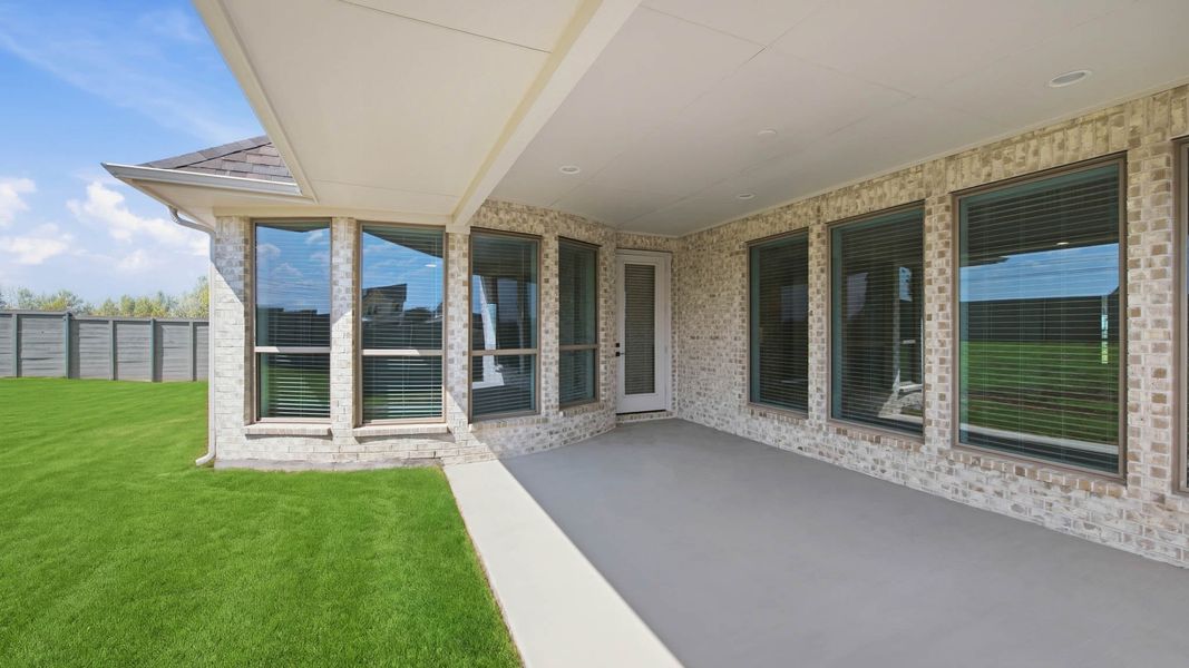 Exterior details and patio area of a home in Landmark, Denton (Image 4).