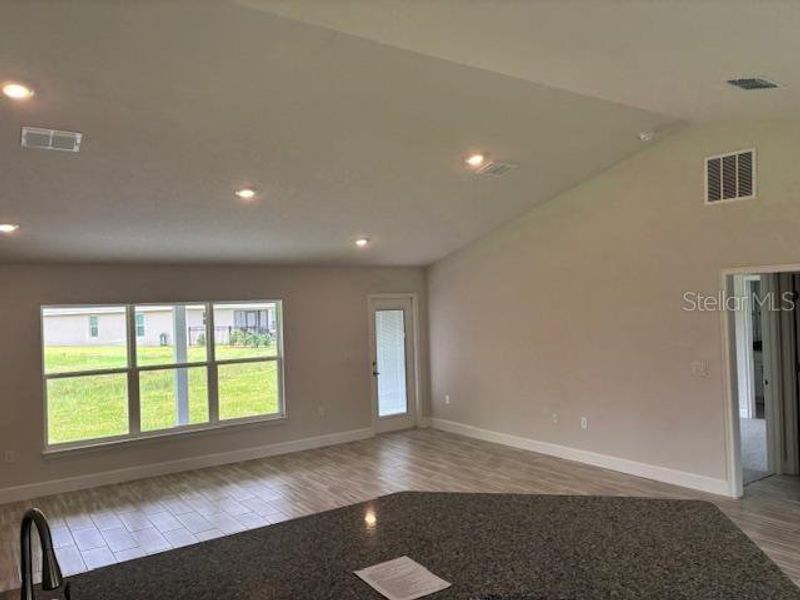 Spacious, unfurnished interior of a new home in Juliette Falls, Dunnellon (Image 7).