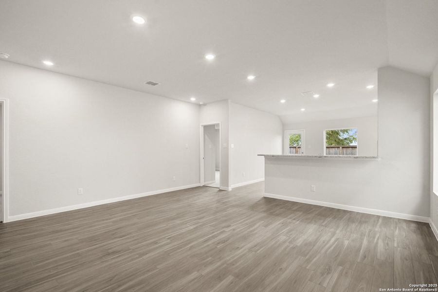 Spacious, unfurnished interior of a new home in Dauer Ranch, New Braunfels (Image 17). Spacious, unfurnished interior of a new home in Dauer Ranch, New Braunfels (Image 17).