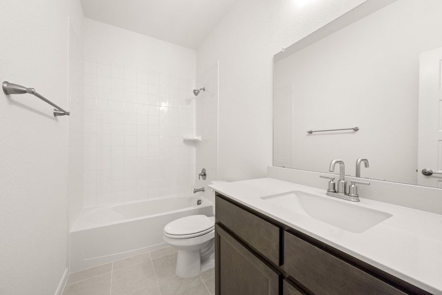 Representative furnished interior of a home built from the Sandstone II by Pacesetter Homes in Timberbrook, Justin (Image 8).