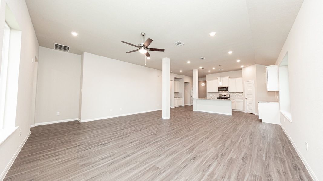 Spacious, unfurnished interior of a new home in Cinco Lakes, San Antonio (Image 12).