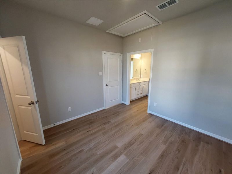 Spacious, unfurnished interior of a new home in , Houston (Image 8).