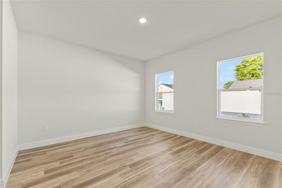 Spacious, unfurnished interior of a new home in , Ocala (Image 20).