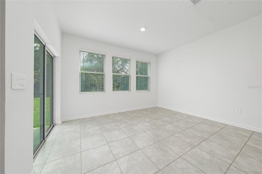 Spacious, unfurnished interior of a new home in Storey Creek, Kissimmee (Image 20).