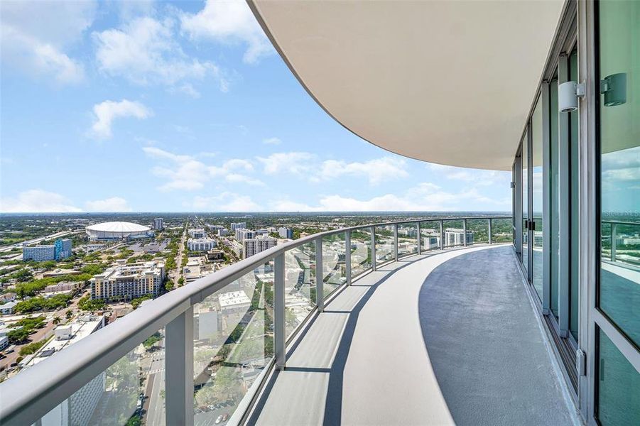 Condo located in St. Petersburg, FL showcasing its design and architecture (Image 29).