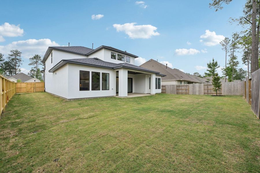 Exterior details and patio area of a home in Evergreen 60', Conroe (Image 28).