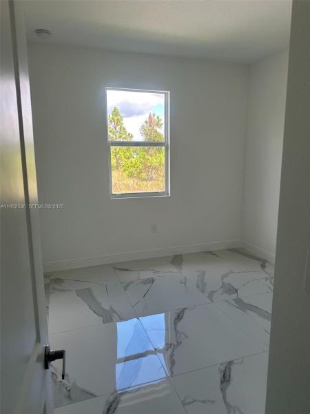 Spacious, unfurnished interior of a new home in , Lehigh Acres (Image 9).