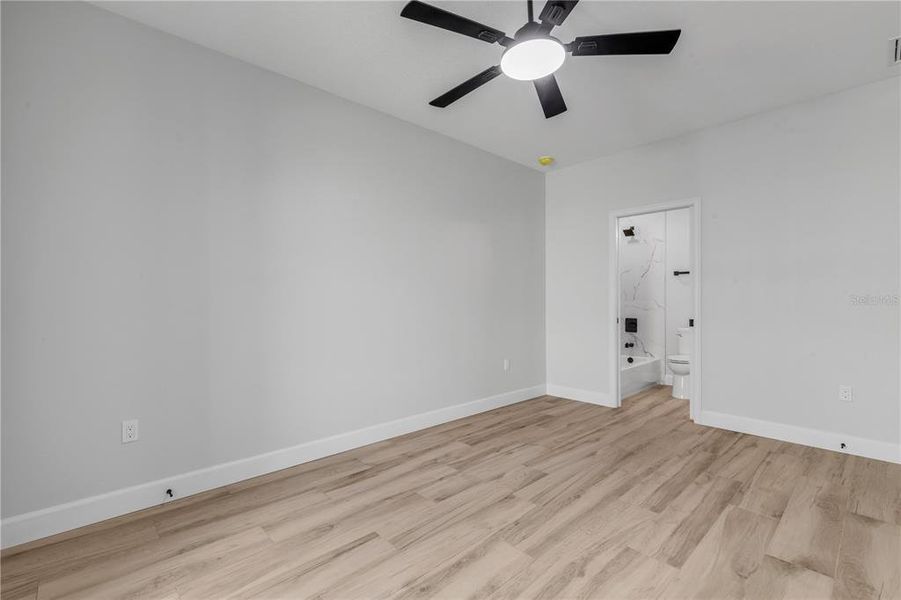 Spacious, unfurnished interior of a new home in , Oak Hill (Image 38).