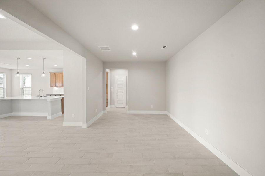 Spacious, unfurnished interior of a new home in Morton Creek Ranch, Katy (Image 33).