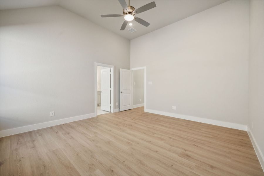 Spacious, unfurnished interior of a new home in Dove Hollow, Waxahachie (Image 28).