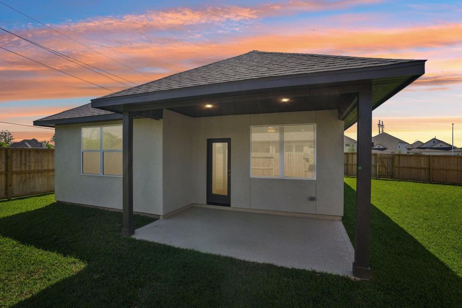 Exterior details and patio area of a home in Sienna 40', Missouri City (Image 4).