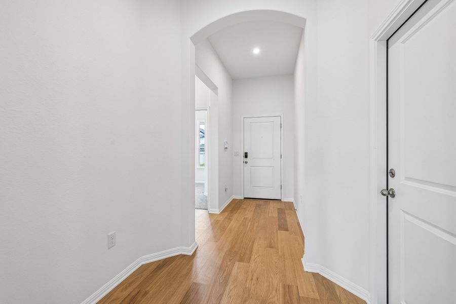 Spacious, unfurnished interior of a new home in Porter Country, Buda (Image 11).