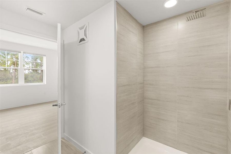 Spacious, unfurnished interior of a new home in , Orlando (Image 21).