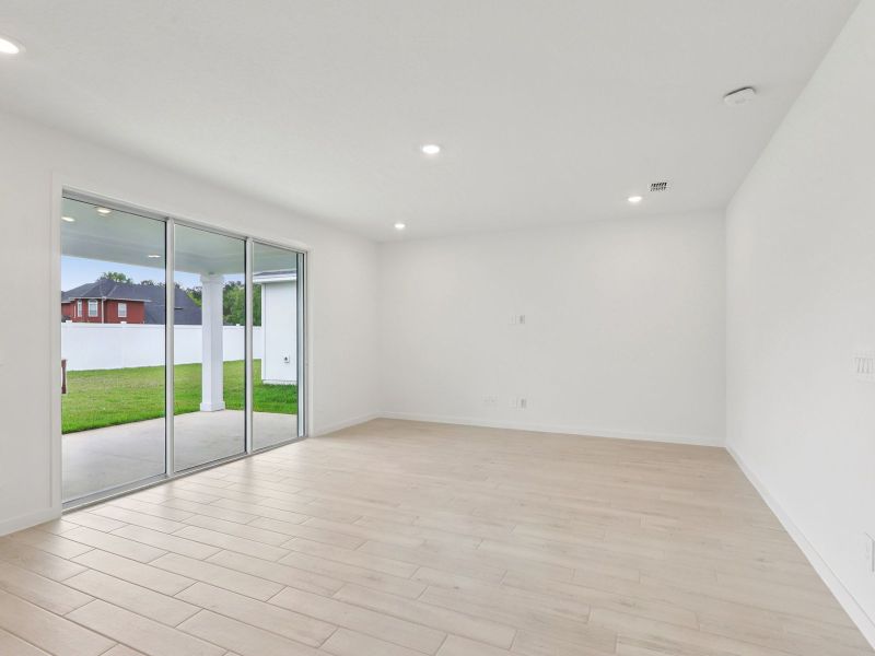 Spacious, unfurnished interior of a new home in Azalea Creek, Jacksonville (Image 8).