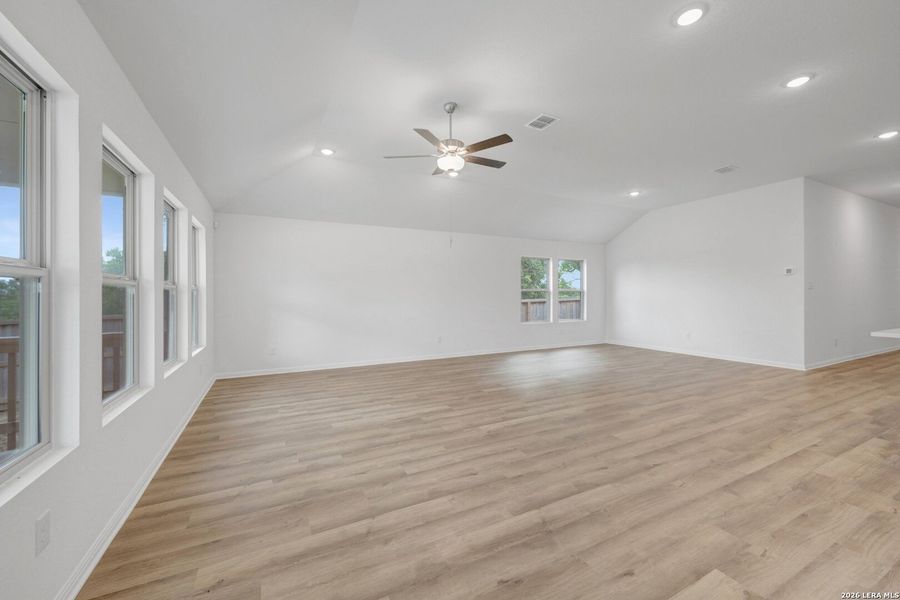 Spacious, unfurnished interior of a new home in Cinco Lakes, San Antonio (Image 25).