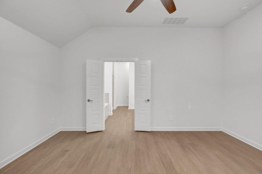Spacious, unfurnished interior of a new home in Lone Star Landing, Montgomery (Image 33).