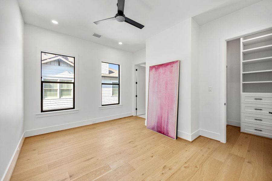 Secondary Bedroom w/ walk-in closet & en-suite bathroom Secondary Bedroom w/ walk-in closet & en-suite bathroom