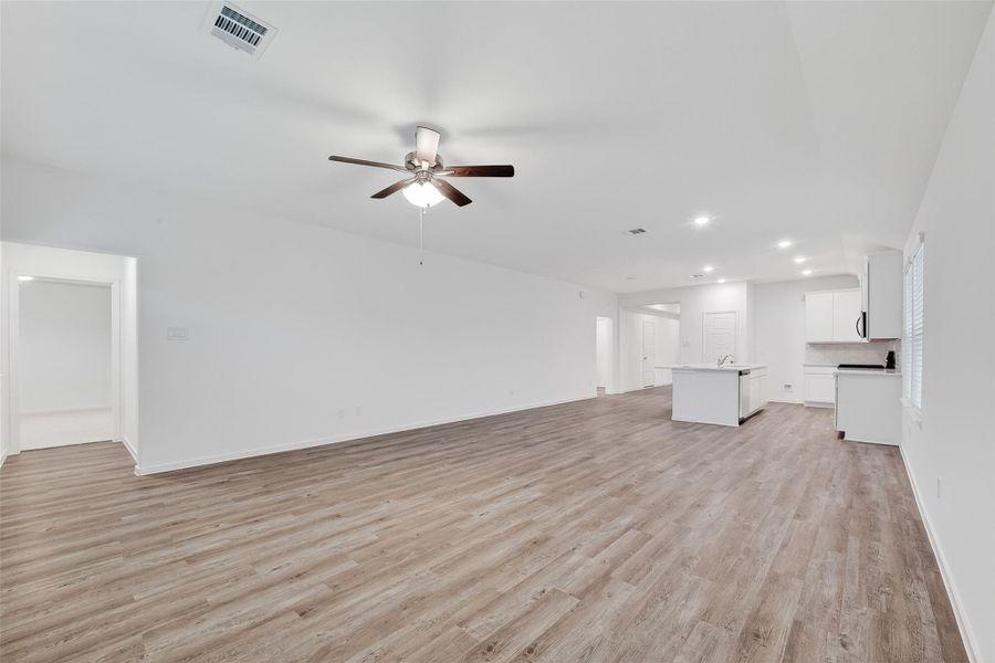 Spacious, unfurnished interior of a new home in Rollingbrook Estates, Baytown (Image 34).