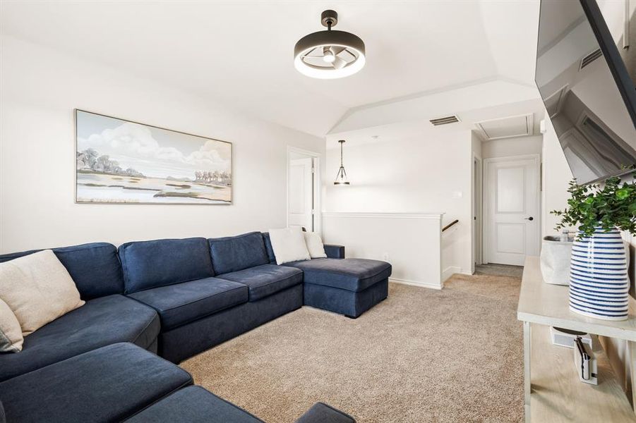 Spacious game room or second living area, ceiling fan with integrated lighting Spacious game room or second living area, ceiling fan with integrated lighting