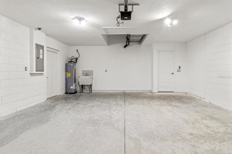 Spacious, unfurnished interior of a new home in , Dunnellon (Image 20).