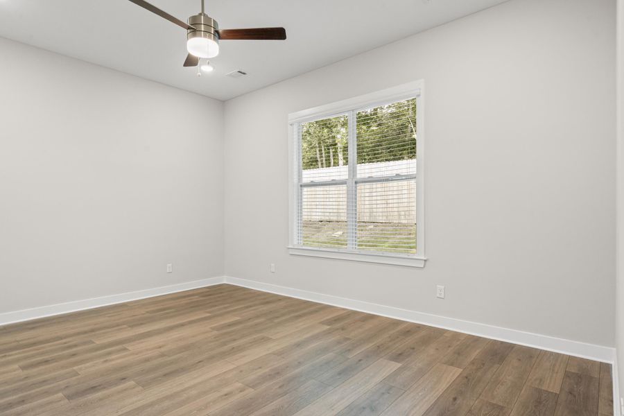 Unfurnished room with dark wood-style floors and a ceiling fan