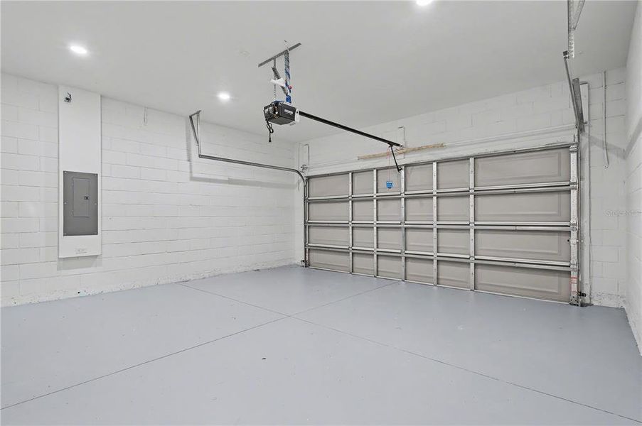 Spacious, unfurnished interior of a new home in , Citrus Springs (Image 30).