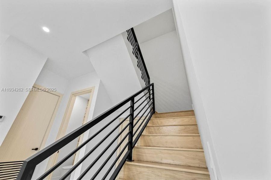 Spacious, unfurnished interior of a new home in , Fort Lauderdale (Image 38).