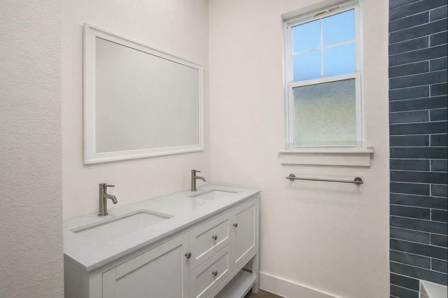 Double vanities in the en suite bathroom (mirror added virtually) Double vanities in the en suite bathroom (mirror added virtually)