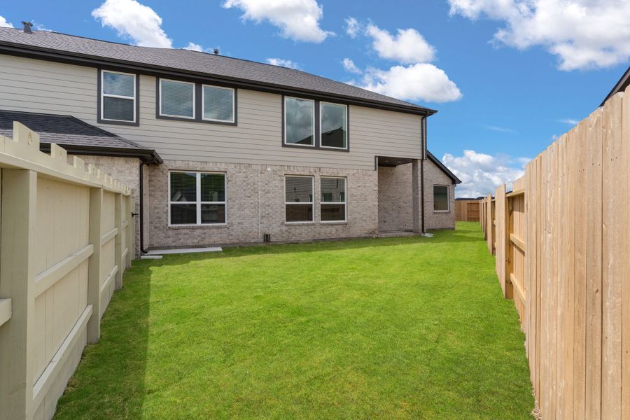 Exterior details and patio area of a home in The Woodlands Hills, Willis (Image 3).