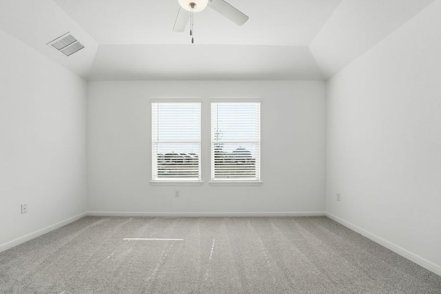 Spacious, unfurnished interior of a new home in Longview, Del Valle (Image 14).