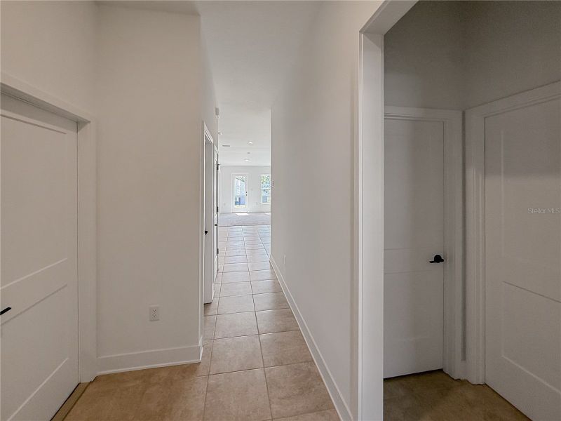 Spacious, unfurnished interior of a new home in Arbor Park, Leesburg (Image 8).