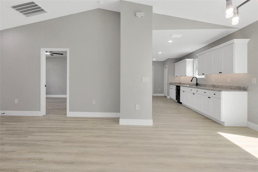 Spacious, unfurnished interior of a new home in , Belleview (Image 8).