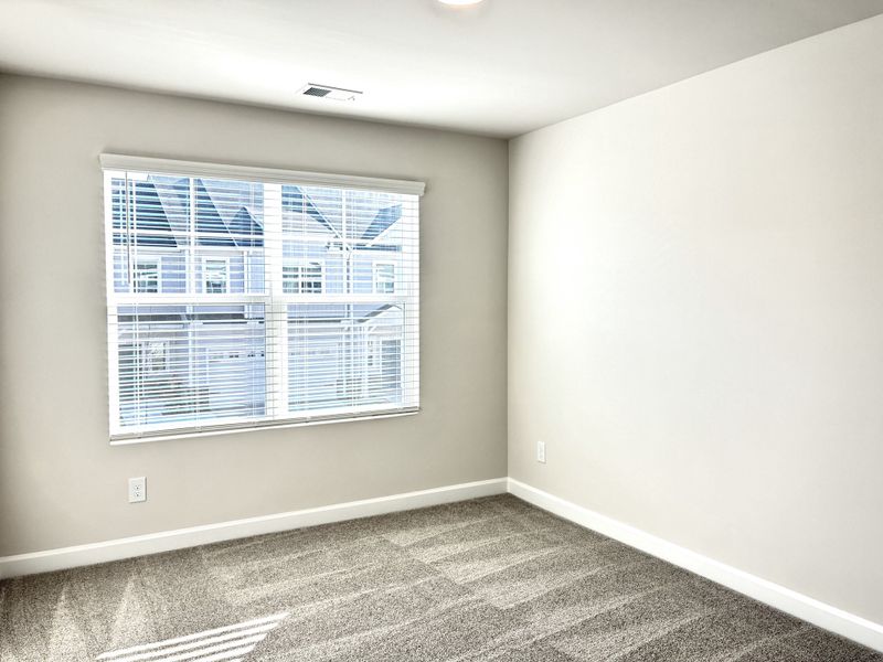 Spacious, unfurnished interior of a new home in Holly Ridge, Greenville (Image 15).