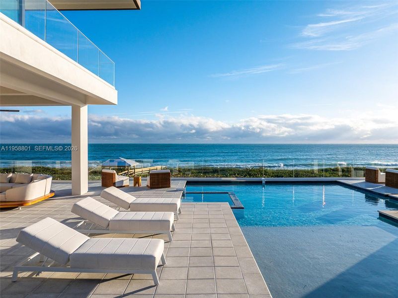 Exterior details and patio area of a home in , Fort Pierce (Image 32).