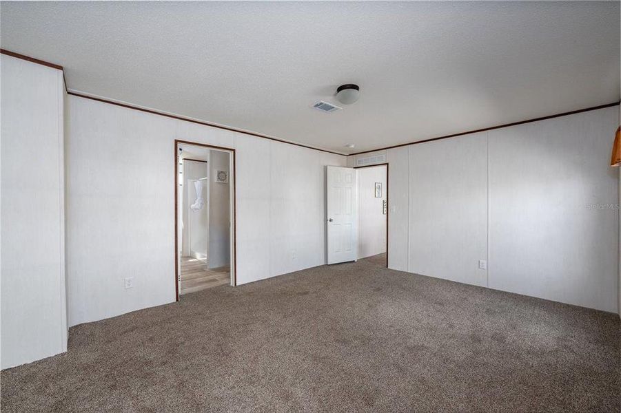 Spacious, unfurnished interior of a new home in , Lawtey (Image 8).