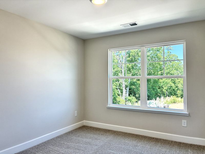 Spacious, unfurnished interior of a new home in Holly Ridge, Greenville (Image 19).