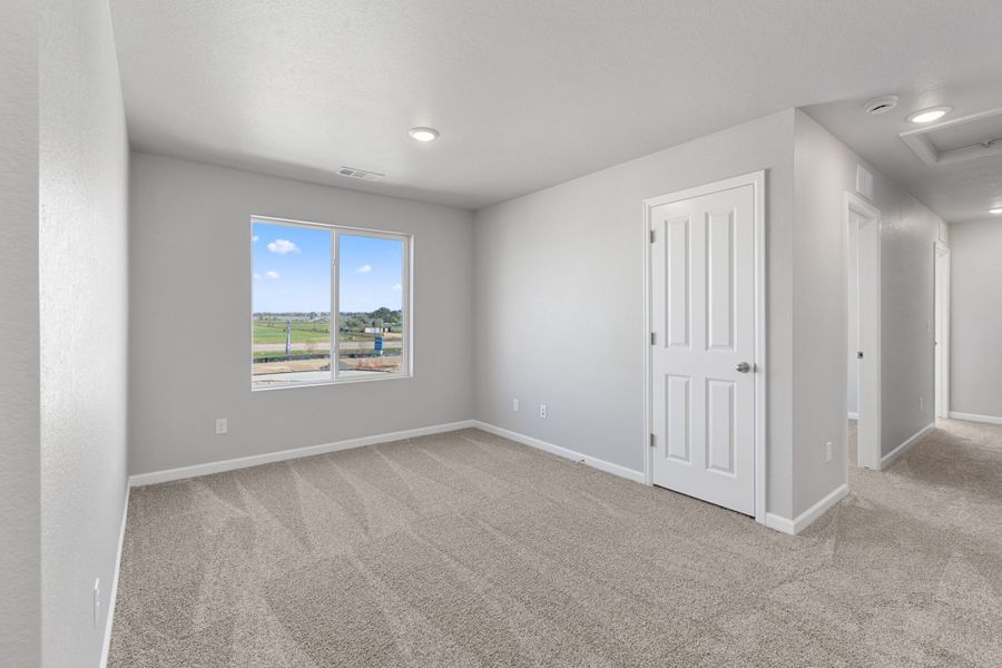 Spacious, unfurnished interior of a new home in Spring Valley, Longmont (Image 22).