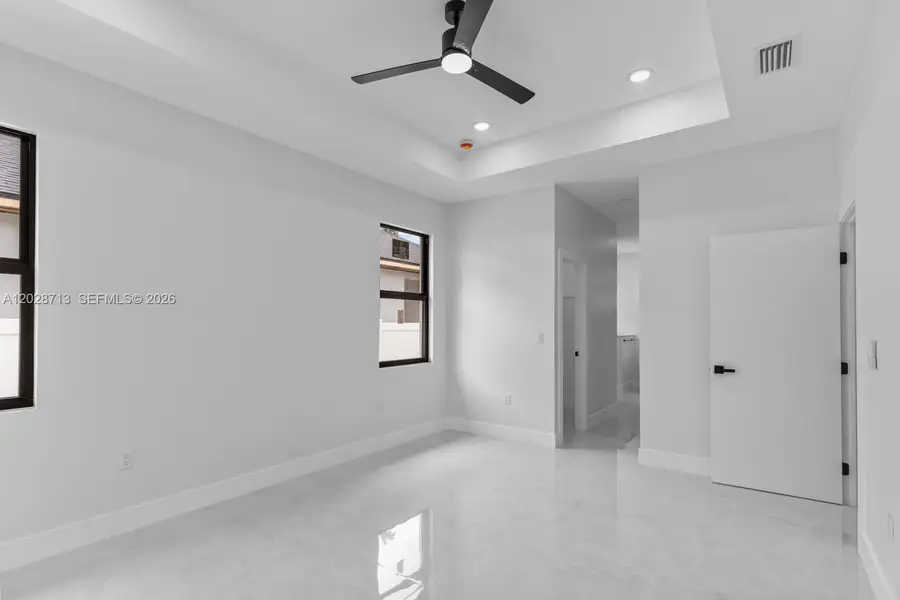 Spacious, unfurnished interior of a new home in , Tampa (Image 17).