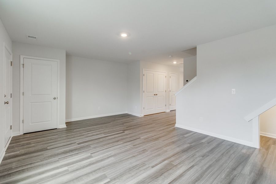 Spacious, unfurnished interior of a new home in Astoria, Columbia (Image 14).
