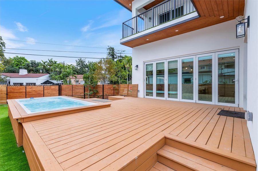 Exterior details and patio area of a home in , Miami (Image 21).