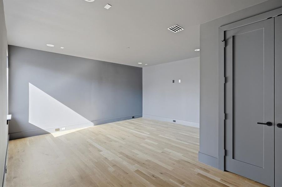 Spacious, unfurnished interior of a new home in , Dallas (Image 20).