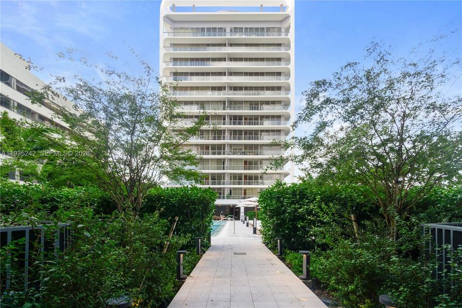 Condo located in Miami, FL showcasing its design and architecture (Image 39).