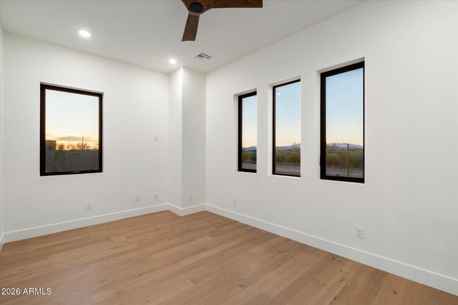 Office w Multiple Windows