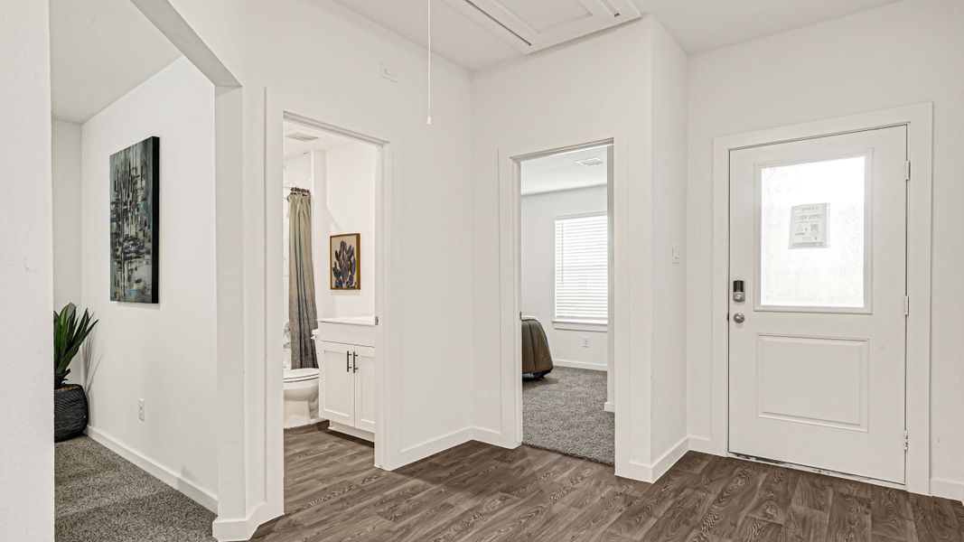 Spacious, unfurnished interior of a new home in Holly Ridge, Rosenberg (Image 19).