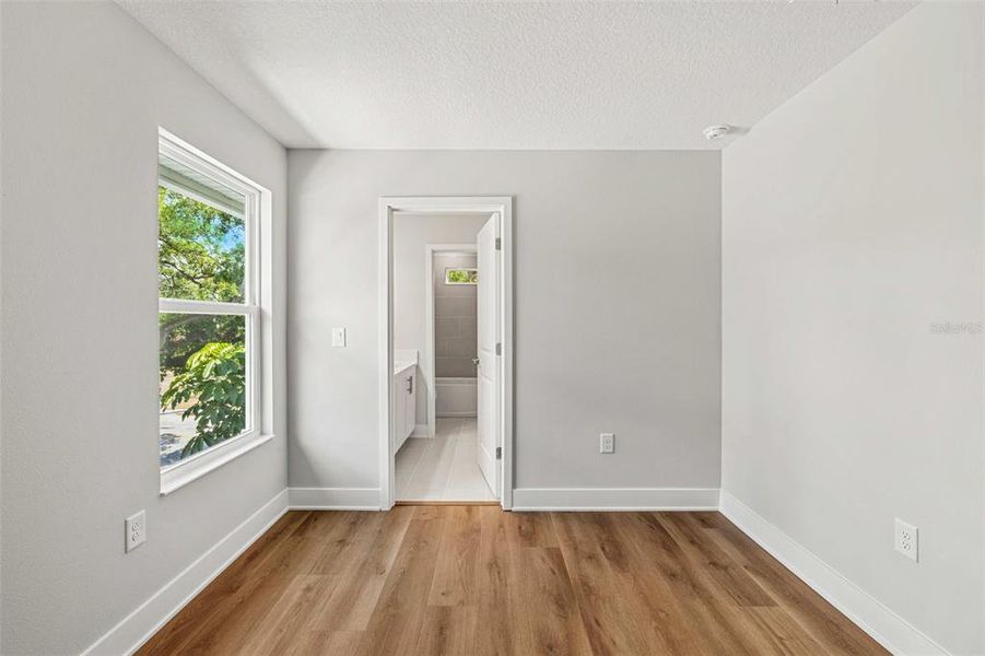 Spacious, unfurnished interior of a new home in , Tampa (Image 14).