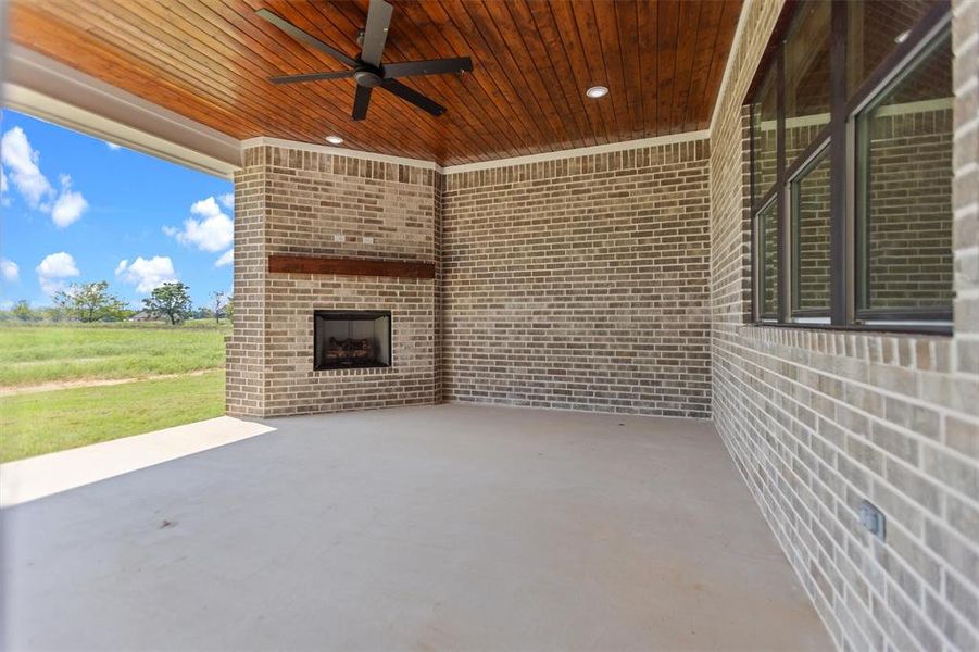 Exterior details and patio area of a home in , Lindale (Image 26).